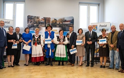 Nagrodzeni twórcy i działacze oraz władze niżańskiego starostwa.