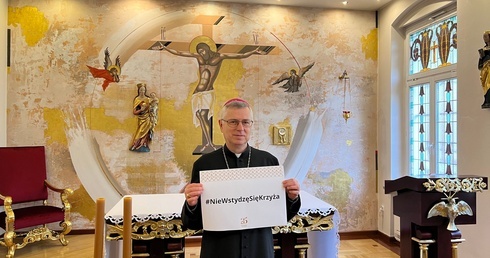 Biskup #NieWstydziSięKrzyża