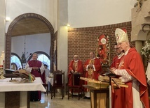 Biskup senior w czasie rocznicowej Mszy św. w wałbrzyskim kościele.