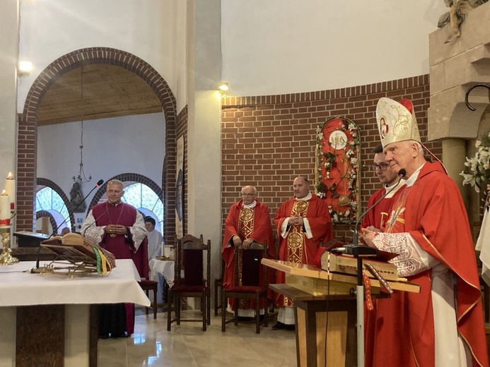 Biskup senior w czasie rocznicowej Mszy św. w wałbrzyskim kościele.