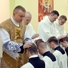 Neoprezbiterzy w trakcie udzielania błogosławieństwa.