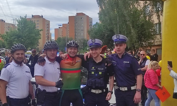 Z Siemianowic Śląskich do Lizbony. Policjant, Tomasz Dzierga wyruszył w kolejny charytatywny rajd rowerowy - "Ja jadę Ty pomagasz"
