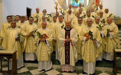 Po końcowym błogosławieństwie kapłani ze swoim kolegą z rocznika bp. Markiem stanęli do wspólnej fotografii.