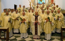 Po końcowym błogosławieństwie kapłani ze swoim kolegą z rocznika bp. Markiem stanęli do wspólnej fotografii.