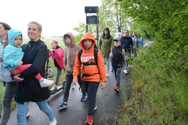 Olesno. Dzieci na "Majówce w drodze"