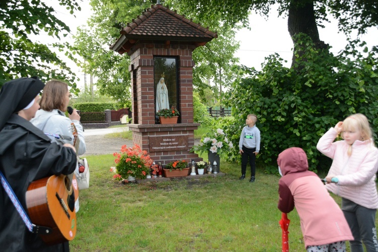 Olesno. Dzieci na "Majówce w drodze"