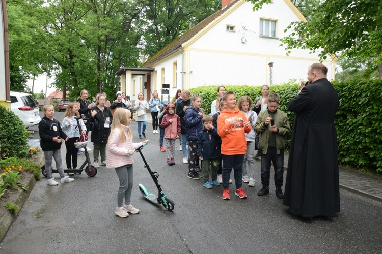 Olesno. Dzieci na "Majówce w drodze"