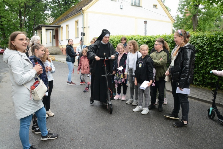 Olesno. Dzieci na "Majówce w drodze"