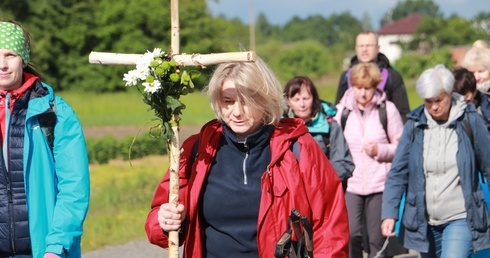 Krzyż, kwiaty i kamienie - dziś wiele symbolizują. Ich znaczenie będziemy wyjaśniać podczas kolejnych punktów programu IX DPK.