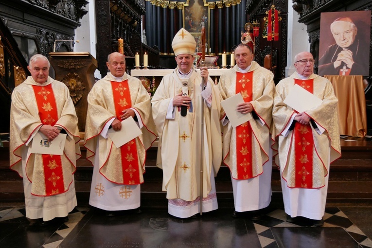 Abp Tadeusz Wojda z księżmi wyświęconymi w 1972 roku.