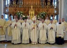 Neoprezbiterzy z biskupami oraz zarządem Wyższego Seminarium Duchownego.