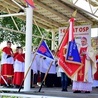 Biskup poświęcił nowy sztandar dla OSP Charzewice oraz proporzec dla Młodzieżowej Drużyny Pożarniczej.