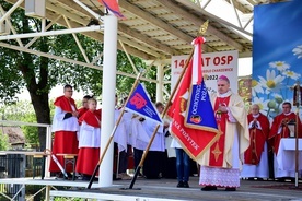 Biskup poświęcił nowy sztandar dla OSP Charzewice oraz proporzec dla Młodzieżowej Drużyny Pożarniczej.