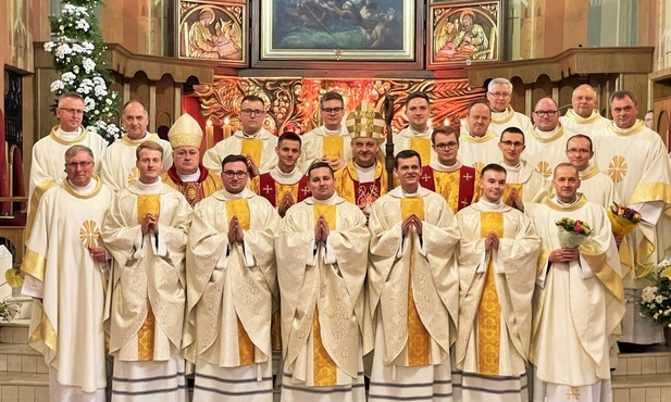 Neoprezbiterzy z bp. Romanem Pindlem, bp. Piotrem Gregerem i przełożonymi z seminarium.