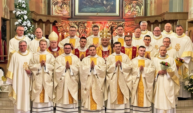Neoprezbiterzy z bp. Romanem Pindlem, bp. Piotrem Gregerem i przełożonymi z seminarium.