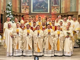 Neoprezbiterzy z bp. Romanem Pindlem, bp. Piotrem Gregerem i przełożonymi z seminarium.