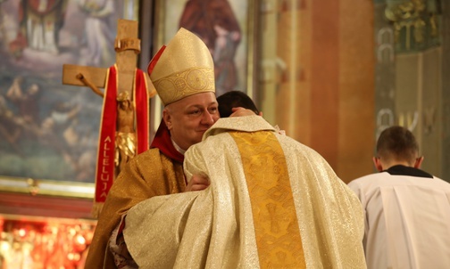 Neoprezbiterzy przekazali znak pokoju wszystkim kapłanom obecnym w katedrze, począwszy od biskupów...
