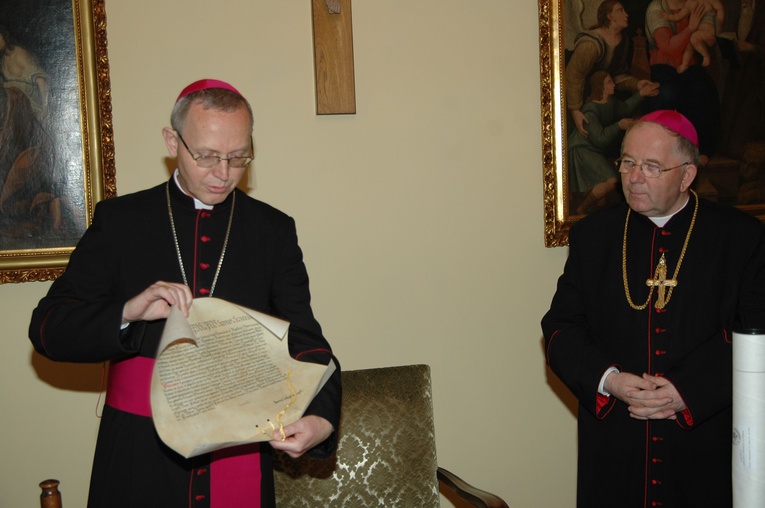  czasie kanonicznego objęcia diecezji płockiej, biskup Piotr Libera wobec Kolegium Konsultorów okazał bullę nominacyjna podpisaną przez papaieża Benedykta XVI.