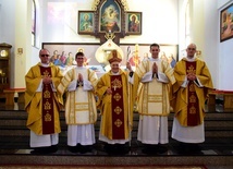 Wyświęceni diakoni wraz z biskupem, rektorem i ojcem duchownym.