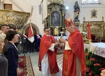 Przedstawiciele parafii wnieśli relikwie do kościoła i przekazali je w ręce głównego celebransa.
