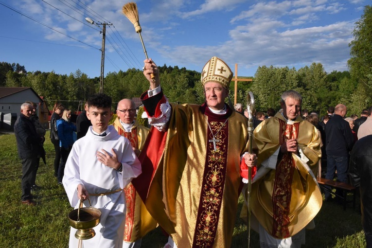 Poświęcenie placu pod budowę kościoła w Chojniku.