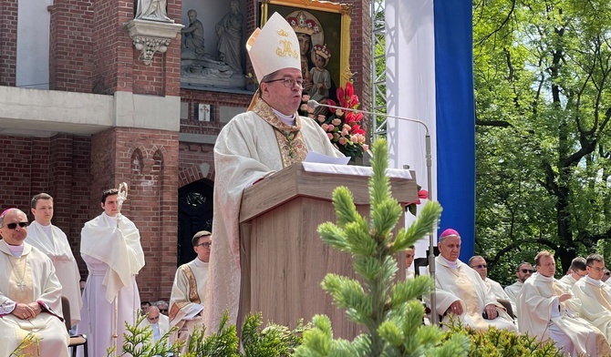 Abp Pawłowski do mężczyzn w Piekarach: Bądź cieniem Ojca Niebieskiego