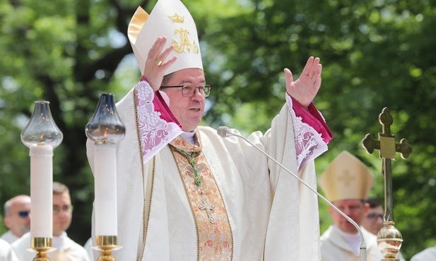 Abp Pawłowski w Piekarach: Nie wstydź się nigdy swojej rodziny 