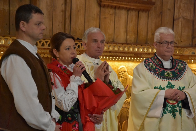 Kard. Dziwisz w parafii św. Anny w Zębie 