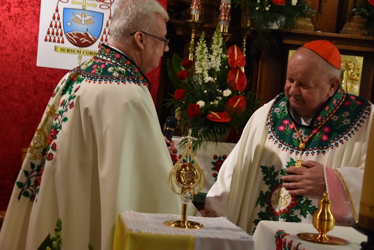 Kard. Dziwisz w parafii św. Anny w Zębie 