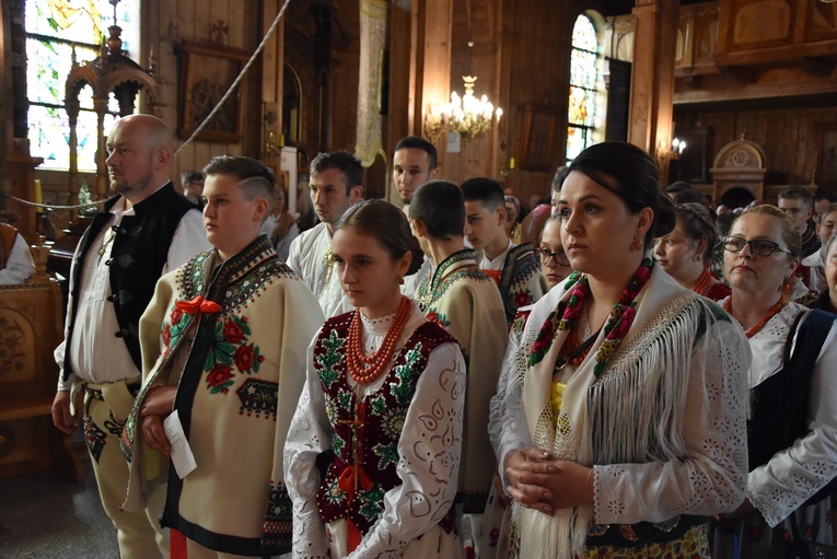 Kard. Dziwisz w parafii św. Anny w Zębie 