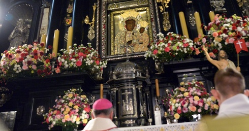 Modlitwa zawierzenia przed obrazem Matki Bożej Częstochowskiej w jasnogórskiej kaplicy.