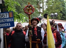 Pielgrzymi na szlak wyruszyli po Mszy św. w kościele bernardynek. 