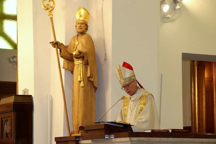 - Proszę was, wychowujcie dzieci tak, aby swoją przyszłość mogły wiązać z tym pięknym miastem, by tu miały możliwość rozwoju i pracy, by stąd tak szybko nie wyjeżdżały i nie osierociły swych rodziców i swej parafialnej rodziny - mówił w homilii biskup Piotr.