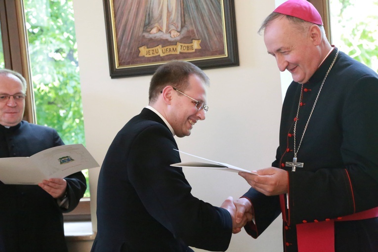 Wręczenie aplikat neopreziterom
