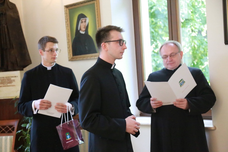 Wręczenie aplikat neopreziterom