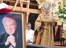 ▲	Biskup powiedział, że wiele zawdzięcza błogosławionemu kard. Wyszyńskiemu.