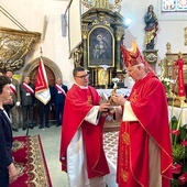▲	Przedstawiciele parafii przekazali relikwiarz głównemu celebransowi. 