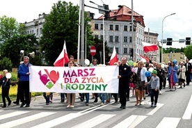 ▲	Blisko 200 osób przeszło ulicami miasta, promując rodzinne wartości.