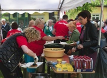 ▲	Piknik w ogrodach seminaryjnych przygotowała świdnicka Caritas. 