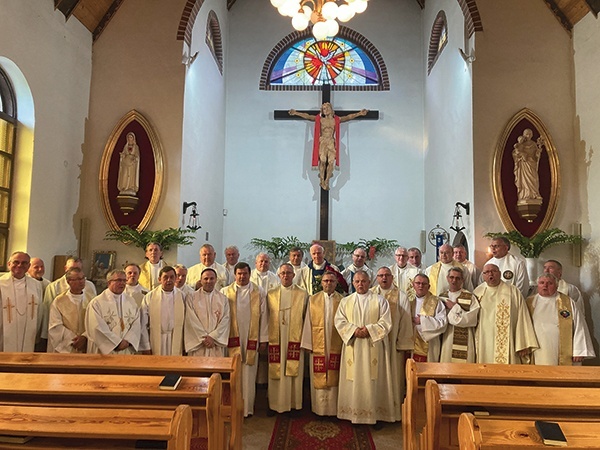 ▲	Pamiątkowe zdjęcie rocznika biskupa świdnickiego w czasie obchodów jubileuszu.