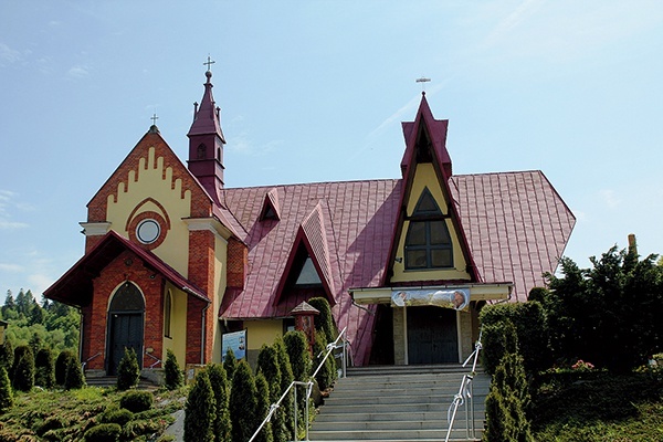 Kościół parafialny został wybudowany przez zwardońskich kolejarzy.