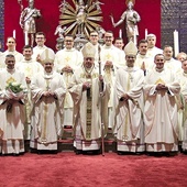 ▲	Pamiątkowe zdjęcie z wrocławskimi biskupami i seminaryjnymi przełożonymi.