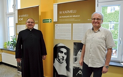 Ks. Henryk Wolff i Mirosław Majchrzak zachęcają do obejrzenia wystawy.