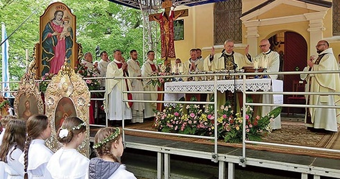 Setki wiernych zgromadziły się przy kaplicy Trzech Krzyży.