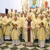 	 Po końcowym błogosławieństwie kapłani, którzy obecnie pracują w diecezjach łowickiej, warszawskiej i warszawsko- -praskiej, stanęli do wspólnej fotografii.