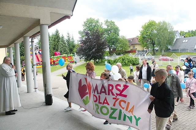 ▼	Uczestników jeleniogórskiego Marszu dla Życia i Rodziny przywitał ks. Mariusz Majewski.