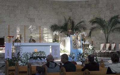 ▲	Akcję „Czyścimy czyściec” w kościele pw. św. Wojciecha prowadzą członkowie wspólnoty Śladami Maryi. 