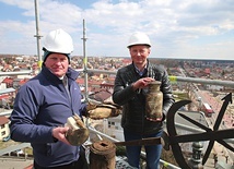 Pojemnik otworzył proboszcz wraz z wykonawcą prac.