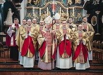 ▼	Świeżo wyświęceni księża.