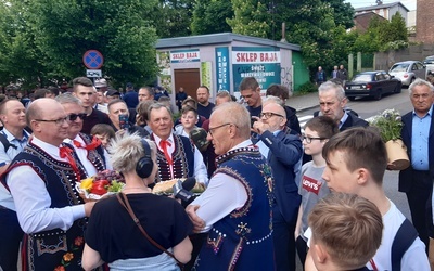 Ponad 150 mężczyzn i młodzieńców z parafii Dobra pielgrzymowało do Piekar Śląskich